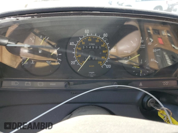 1983 Mercedes-Benz 300 D z VIN WDBAB33AXDB017451, wystawiony jako Copart lot #60463935 z przebiegiem 314 995 mil mil oraz Czysty tytuł • Clean title. Historia ofert i sprzedaży dostępna na DreamBid. Obrazek 9.