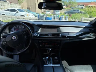 2012 BMW 7 Series 750Li xDrive z VIN WBAKC8C5XCC449157, wystawiony jako Copart lot #56779965 z przebiegiem 115 970 mil mil oraz Czysty tytuł • Clean title. Historia ofert i sprzedaży dostępna na DreamBid. Obrazek 9.