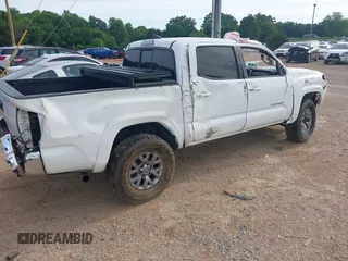 2017 Toyota Tacoma SR5 z VIN 5TFAZ5CN9HX040563, wystawiony jako IAAI lot #42274119 z przebiegiem 244 422 mil mil oraz . Historia ofert i sprzedaży dostępna na DreamBid. Obrazek 4.