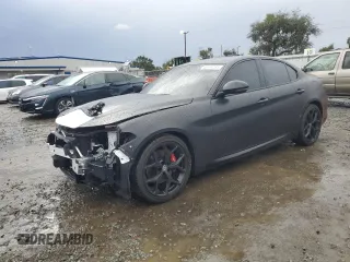 2019 Alfa Romeo Giulia z VIN ZARFAMAN4K7606393, wystawiony jako Copart lot #48740285 z przebiegiem 42 152 mil mil oraz Szkody całkowita. Historia ofert i sprzedaży dostępna na DreamBid. Obrazek 1.