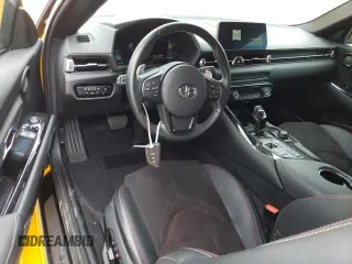 2021 Toyota Supra 3.0 z VIN WZ1DB0C09MW045272, wystawiony jako Copart lot #66185113 z przebiegiem 18 664 mil mil oraz . Historia ofert i sprzedaży dostępna na DreamBid. Obrazek 8.