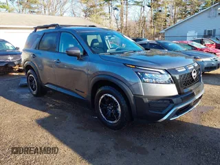 2024 Nissan Pathfinder Rock Creek z VIN 5N1DR3BD8RC291069, wystawiony jako IAAI lot #41947839 z przebiegiem 2 047 mil mil oraz . Historia ofert i sprzedaży dostępna na DreamBid. Obrazek 1.