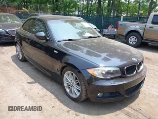 2013 BMW 1 Series 128i z VIN WBAUP7C56DVP24536, wystawiony jako IAAI lot #42423078 z przebiegiem 74 874 mil mil oraz . Historia ofert i sprzedaży dostępna na DreamBid. Obrazek 1.