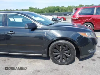 2015 Lincoln MKS с VIN 1LNHL9DK2FG600346, выставлен на аукционе IAAI как лот 42282772 с пробегом 347 761 миль миль и . История ставок и продаж доступна на DreamBid. Изображение 17.