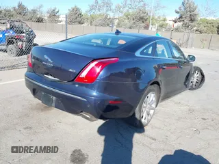 2015 Jaguar XJ with VIN SAJWA1CZ8F8V82299, listed as a IAAI auction lot 40586325 with 1 mi miles. Bid and sale history available at carsss.com. Image 4.
