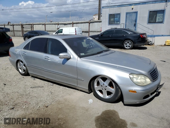2004 Mercedes-Benz S 500 z VIN WDBNG75J74A419831, wystawiony jako Copart lot #56984295 z przebiegiem Nie podano mil oraz Czysty tytuł • Clean title. Historia ofert i sprzedaży dostępna na DreamBid. Obrazek 4.
