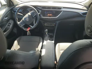 2021 Buick Encore GX Select z VIN KL4MMDS24MB142979, wystawiony jako Copart lot #61198875 z przebiegiem 22 200 mil mil oraz Szkoda całkowita • Salvage title. Historia ofert i sprzedaży dostępna na DreamBid. Obrazek 8.
