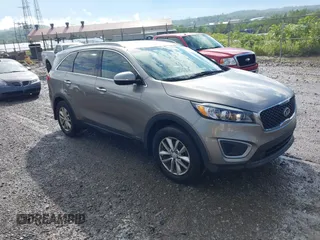 2017 Kia Sorento LX z VIN 5XYPGDA3XHG303917, wystawiony jako IAAI lot #42247202 z przebiegiem 110 279 mil mil oraz . Historia ofert i sprzedaży dostępna na DreamBid. Obrazek 1.