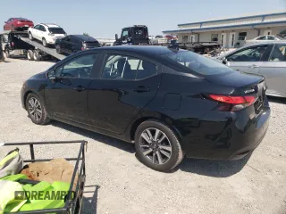 2023 Nissan Versa SV z VIN 3N1CN8EV5PL838140, wystawiony jako Copart lot #54653655 z przebiegiem 53 664 mil mil oraz Szkody całkowita. Historia ofert i sprzedaży dostępna na DreamBid. Obrazek 2.