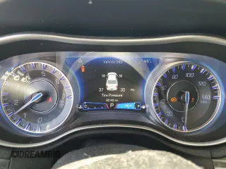 2019 Chrysler 300 Touring z VIN 2C3CCAAG6KH590956, wystawiony jako Copart lot #64140745 z przebiegiem 85 145 mil mil oraz Szkoda całkowita • Salvage title. Historia ofert i sprzedaży dostępna na DreamBid. Obrazek 9.