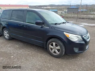 2010 Volkswagen Routan SE with VIN 2V4RW3D14AR407228, listed as a IAAI auction lot 41931249 with 133,072 mi miles. Bid and sale history available at carsss.com. Image 1.