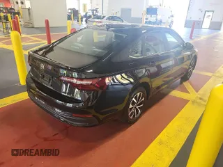 2024 Volkswagen Jetta S z VIN 3VW5M7BU5RM054887, wystawiony jako IAAI lot #42852694 z przebiegiem 25 677 mil mil oraz . Historia ofert i sprzedaży dostępna na DreamBid. Obrazek 4.