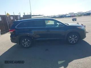 2017 Toyota Highlander XLE с VIN 5TDJZRFH7HS462950, выставлен на аукционе IAAI как лот 41980546 с пробегом 101 828 миль миль и . История ставок и продаж доступна на DreamBid. Изображение 13.