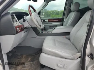 2005 Lincoln Navigator Luxury z VIN 5LMFU27505LJ05986, wystawiony jako Copart lot #54041334 z przebiegiem 169 277 mil mil oraz Szkoda całkowita • Salvage title. Historia ofert i sprzedaży dostępna na DreamBid. Obrazek 7.
