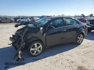 2013 Chevrolet Sonic LTZ z VIN 1G1JE5SH5D4121345, wystawiony jako Copart lot #83672124 z przebiegiem 109 428 mil mil oraz Szkoda całkowita • Salvage title. Historia ofert i sprzedaży dostępna na DreamBid. Obrazek 1.