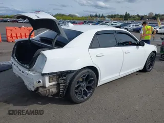 2019 Chrysler 300 S z VIN 2C3CCABG1KH654366, wystawiony jako IAAI lot #41980285 z przebiegiem 55 639 mil mil oraz . Historia ofert i sprzedaży dostępna na DreamBid. Obrazek 4.
