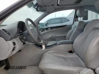 2001 Mercedes-Benz CLK 320/430 z VIN WDBLJ70GX1F185252, wystawiony jako Copart lot #38702633 z przebiegiem 117 864 mil mil oraz Szkoda całkowita • Salvage title. Historia ofert i sprzedaży dostępna na DreamBid. Obrazek 7.