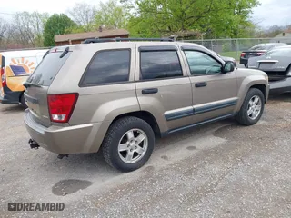 2005 Jeep Grand Cherokee Laredo with VIN 1J4GR48K35C510327, listed as a IAAI auction lot 42026081 with 260,377 mi miles. Bid and sale history available at carsss.com. Image 4.