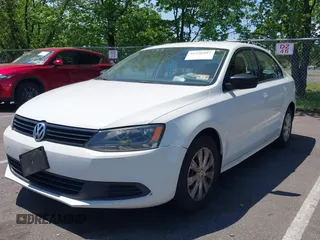 2013 Volkswagen Jetta S с VIN 3VW2K7AJ7DM352611, выставлен на аукционе IAAI как лот 42230997 с пробегом 149 179 миль миль и . История ставок и продаж доступна на DreamBid. Изображение 2.
