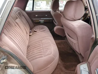 1989 Ford Crown Victoria z VIN 2FABP74F3KX157785, wystawiony jako Copart lot #84102954 z przebiegiem 68 996 mil mil oraz Czysty tytuł • Clean title. Historia ofert i sprzedaży dostępna na DreamBid. Obrazek 10.