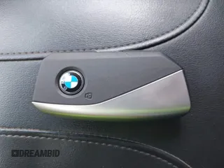 2024 BMW iX xDrive50 z VIN WB523CF04RCR31259, wystawiony jako IAAI lot #41559235 z przebiegiem Nie podano mil oraz . Historia ofert i sprzedaży dostępna na DreamBid. Obrazek 11.
