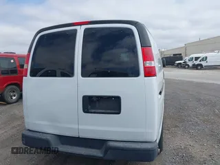 2013 Chevrolet Express Cargo z VIN 1GCSGAFX7D1179068, wystawiony jako IAAI lot #42416117 z przebiegiem 203 041 mil mil oraz . Historia ofert i sprzedaży dostępna na DreamBid. Obrazek 16.