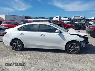 2024 Kia Forte LXS z VIN 3KPF24AD8RE794263, wystawiony jako IAAI lot #40550643 z przebiegiem 10 318 mil mil oraz . Historia ofert i sprzedaży dostępna na DreamBid. Obrazek 13.