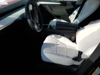 2024 Tesla Model Y z VIN 7SAYGDED7RF162680, wystawiony jako Copart lot #61991495 z przebiegiem Nie podano mil oraz Czysty tytuł • Clean title. Historia ofert i sprzedaży dostępna na DreamBid. Obrazek 7.