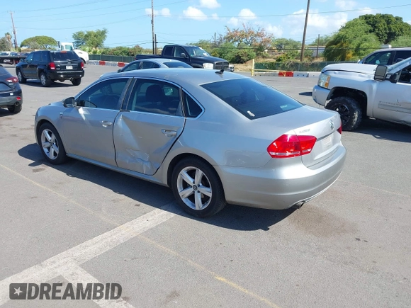 2014 Volkswagen Passat Wolfsburg Edition z VIN 1VWAT7A39EC055174, wystawiony jako IAAI lot #42433368 z przebiegiem 81 321 mil mil oraz . Historia ofert i sprzedaży dostępna na DreamBid. Obrazek 3.
