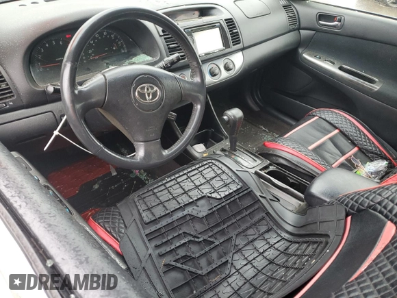 2004 Toyota Camry LE z VIN JTDBE32K940297754, wystawiony jako Copart lot #55809155 z przebiegiem 232 092 mil mil oraz Szkoda całkowita • Salvage title. Historia ofert i sprzedaży dostępna na DreamBid. Obrazek 8.