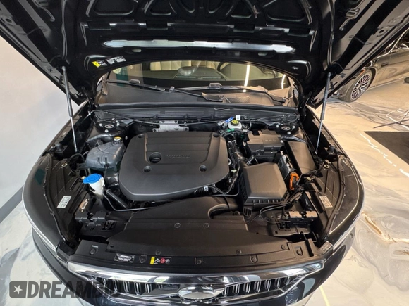 2024 Volvo XC40 Plus Bright Theme z VIN YV4L12UE6R2216347, wystawiony jako Copart lot #53724375 z przebiegiem 11 885 mil mil oraz Czysty tytuł • Clean title. Historia ofert i sprzedaży dostępna na DreamBid. Obrazek 7.