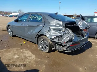 2024 Hyundai Elantra SEL z VIN KMHLM4DG4RU805694, wystawiony jako IAAI lot #41893956 z przebiegiem 4 856 mil mil oraz . Historia ofert i sprzedaży dostępna na DreamBid. Obrazek 3.