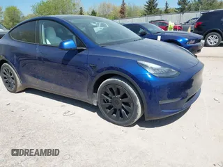 2020 Tesla Model Y Long Range z VIN 5YJYGDEE6LF040955, wystawiony jako IAAI lot #42236474 z przebiegiem 76 101 mil mil oraz . Historia ofert i sprzedaży dostępna na DreamBid. Obrazek 1.