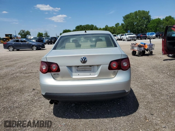 2010 Volkswagen Jetta Limited Edition z VIN 3VWAX7AJ2AM106655, wystawiony jako Copart lot #57489395 z przebiegiem 110 482 mil mil oraz Szkoda całkowita • Salvage title. Historia ofert i sprzedaży dostępna na DreamBid. Obrazek 6.