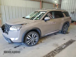 2023 Nissan Pathfinder Platinum с VIN 5N1DR3DK7PC224746, выставлен на аукционе Copart как лот 49242495 с пробегом 31 442 миль миль и Списание • Salvage title. История ставок и продаж доступна на DreamBid. Изображение 1.