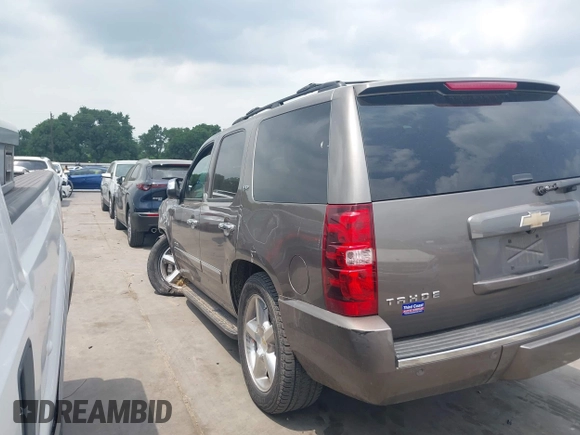 2011 Chevrolet Tahoe LTZ z VIN 1GNSCCE08BR394055, wystawiony jako IAAI lot #42171847 z przebiegiem 112 163 mil mil oraz . Historia ofert i sprzedaży dostępna na DreamBid. Obrazek 3.