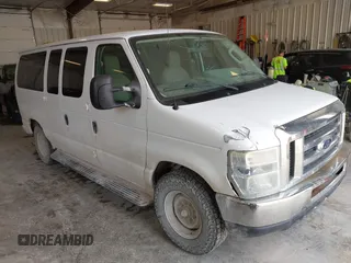 2010 Ford Econoline Passenger XL z VIN 1FBNE3BLXADA34381, wystawiony jako IAAI lot #42360257 z przebiegiem 211 639 mil mil oraz . Historia ofert i sprzedaży dostępna na DreamBid. Obrazek 1.