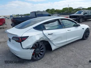 2021 Tesla Model 3 Performance z VIN 5YJ3E1EC5MF984891, wystawiony jako IAAI lot #42071151 z przebiegiem 72 883 mil mil oraz . Historia ofert i sprzedaży dostępna na DreamBid. Obrazek 4.