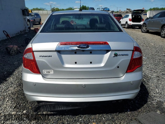 2010 Ford Fusion Hybrid z VIN 3FADP0L36AR211312, wystawiony jako Copart lot #55749425 z przebiegiem 39 223 mil mil oraz Szkoda całkowita • Salvage title. Historia ofert i sprzedaży dostępna na DreamBid. Obrazek 6.