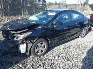 2017 Chevrolet Cruze LS z VIN 1G1BC5SM5H7277073, wystawiony jako IAAI lot #41336306 z przebiegiem 95 515 mil mil oraz . Historia ofert i sprzedaży dostępna na DreamBid. Obrazek 2.
