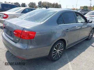 2014 Volkswagen Jetta SE z VIN 3VWD17AJXEM378102, wystawiony jako IAAI lot #42168899 z przebiegiem 117 021 mil mil oraz . Historia ofert i sprzedaży dostępna na DreamBid. Obrazek 4.