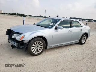 2013 Chrysler 300 z VIN 2C3CCAAG0DH723049, wystawiony jako Copart lot #56851805 z przebiegiem 126 899 mil mil oraz Szkody całkowita. Historia ofert i sprzedaży dostępna na DreamBid. Obrazek 1.