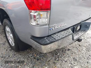 2010 Toyota Tundra z VIN 5TFUW5F14AX145662, wystawiony jako IAAI lot #41792711 z przebiegiem 241 445 mil mil oraz . Historia ofert i sprzedaży dostępna na DreamBid. Obrazek 6.