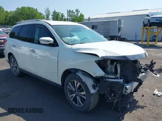 2019 Nissan Pathfinder S z VIN 5N1DR2MM7KC646276, wystawiony jako IAAI lot #42394605 z przebiegiem 75 708 mil mil oraz . Historia ofert i sprzedaży dostępna na DreamBid. Obrazek 1.