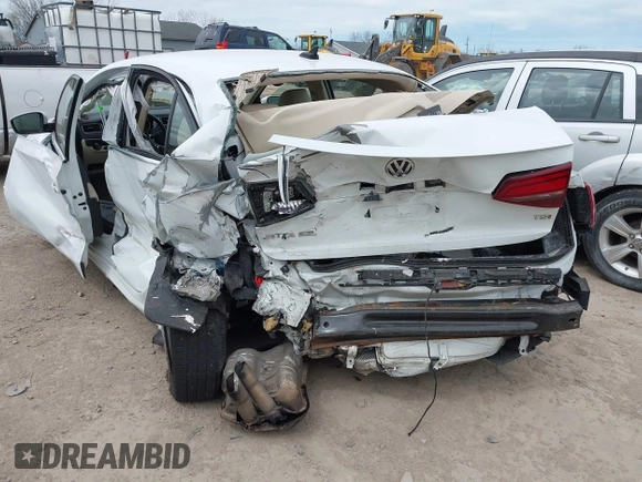 2016 Volkswagen Jetta Sedan 1.8T SEL with VIN 3VWL07AJXGM214382, listed as a IAAI auction lot 42042424 with 1 mi miles. Bid and sale history available at carsss.com. Image 6.