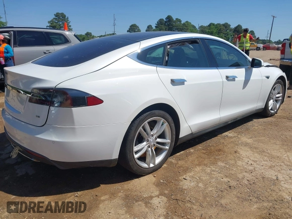 2013 Tesla Model S z VIN 5YJSA1CN6DFP21076, wystawiony jako IAAI lot #41984834 z przebiegiem 154 662 mil mil oraz . Historia ofert i sprzedaży dostępna na DreamBid. Obrazek 4.