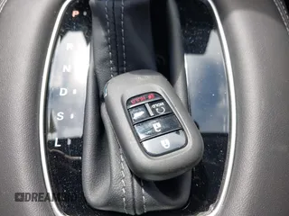 2025 Honda HR-V EX-L z VIN 3CZRZ1H77SM724962, wystawiony jako IAAI lot #41899191 z przebiegiem 3244 mil mil oraz . Historia ofert i sprzedaży dostępna na DreamBid. Obrazek 11.