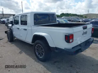 2020 Jeep Gladiator Overland z VIN 1C6HJTFGXLL180622, wystawiony jako IAAI lot #42565601 z przebiegiem 63 738 mil mil oraz . Historia ofert i sprzedaży dostępna na DreamBid. Obrazek 3.