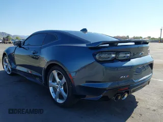 2023 Chevrolet Camaro ZL1 z VIN 1G1FK1R6XP0105522, wystawiony jako IAAI lot #42100363 z przebiegiem 8 771 mil mil oraz . Historia ofert i sprzedaży dostępna na DreamBid. Obrazek 3.