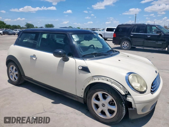 2010 MINI Hardtop z VIN WMWMF3C52ATZ66811, wystawiony jako Copart lot #62948155 z przebiegiem 170 347 mil mil oraz Czysty tytuł • Clean title. Historia ofert i sprzedaży dostępna na DreamBid. Obrazek 4.